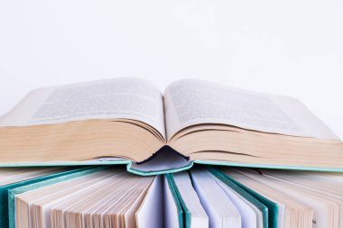 Kapak kitaplarıyla ilgili bir kitap aç, beyaz arkaplanda kopya alanı, bulanık metinler.