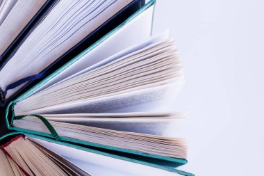 Kopya alanı olan, beyaz arkaplanda yuvarlak şekilli sert kapak kitapları