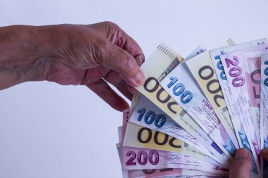 Yakın plan çekimde 200 Euro 'luk grup parası ve beyaz arka plan üzerine banknotlar alınır..