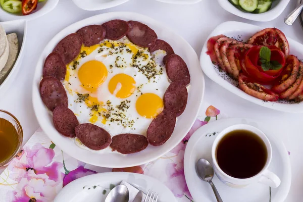 Traditionelles Türkisches Frühstück Mit Tomaten Oliven Honig Tee Käse Und — Stockfoto