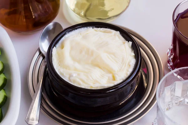 Doğal, kahvaltı masasında güveç kasesinde yoğurt. Ayrıntılar alındı.