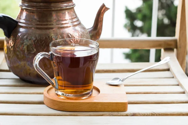 Traditioneller Türkischer Tee Auf Holztisch Mit Vintage Teekanne Aus Kupfer — Stockfoto
