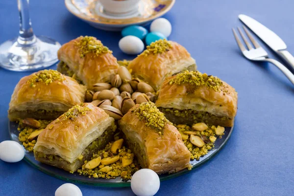 Tradiční Turecký Cukrářský Dezert Baklava Navržený Skleněné Desce Modrém Povrchu Stock Obrázky