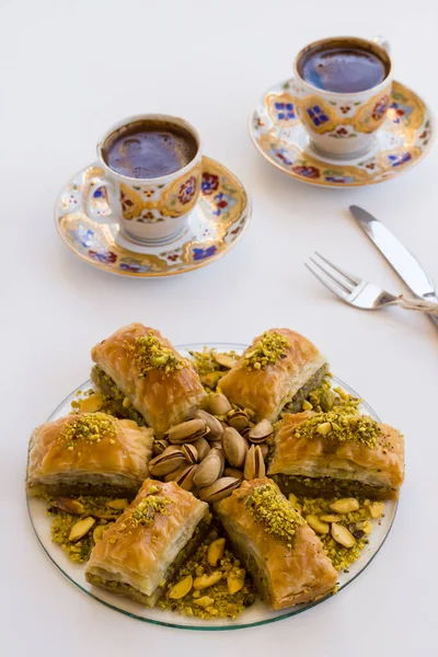 Traditioneel Turks Gebak Dessert Pistache Baklava Wit Met Turkse Koffie — Stockfoto