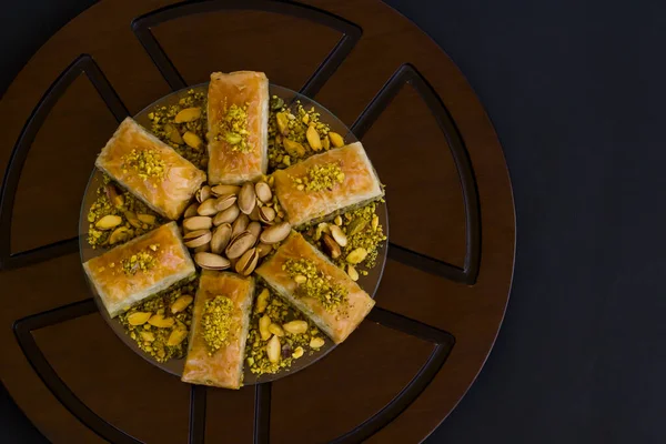 Geleneksel Türk Pastası Tatlısı, fıstıklı ahşap tabakta Pistachio Baklava