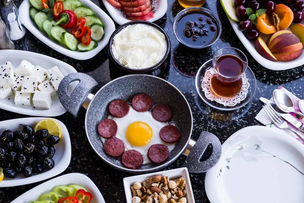 Traditionelles Türkisches Frühstück Mit Wurst Eierpfanne Auf Granit Marmor Tisch — Stockfoto