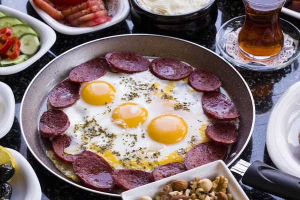 Traditionelles Türkisches Frühstück Mit Wurst Eierpfanne Auf Granit Marmor Tisch — Stockfoto