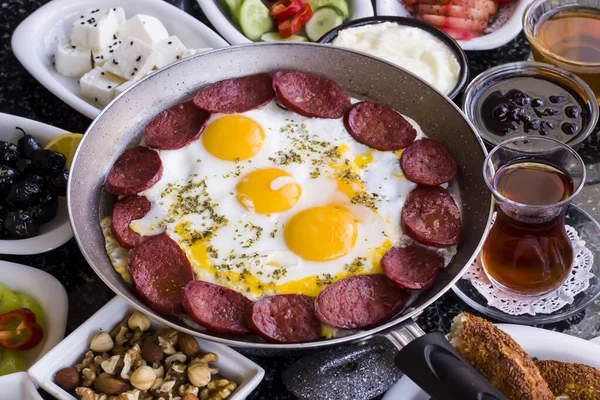 Traditionelles Türkisches Frühstück Mit Wurst Eierpfanne Auf Granit Marmor Tisch — Stockfoto