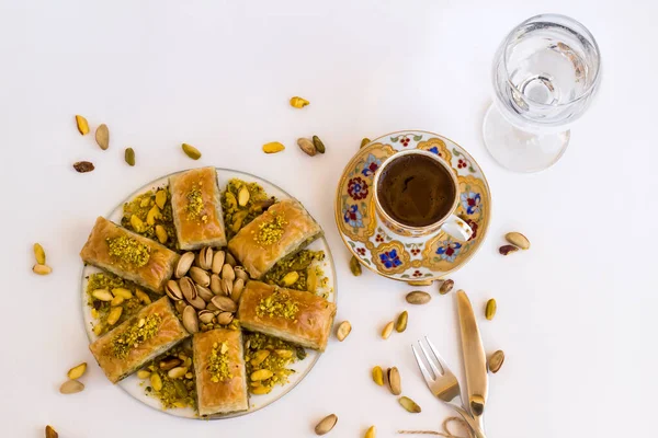 Pâtisserie Traditionnelle Turque Dessert Pistache Baklava Sur Blanc Avec Café — Photo