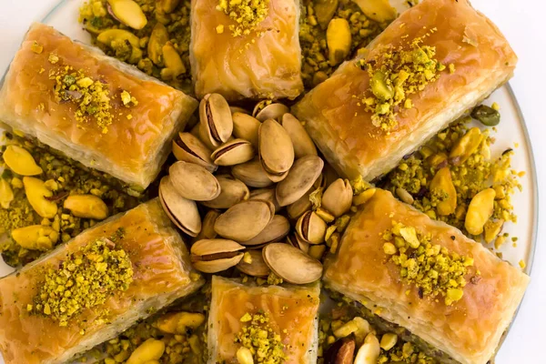 Tradiční Turecký Moučník Baklava Skleněné Desce Speciální Design Kopírovacím Prostorem — Stock fotografie