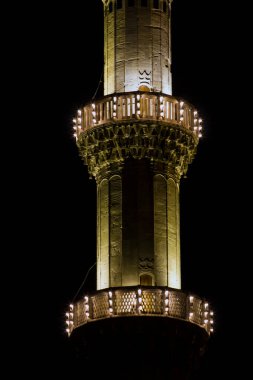 Gece vakti Süleyman Camii 'nin minare balkonunda. Tüm ışıklar açık. İslami din kavramı.