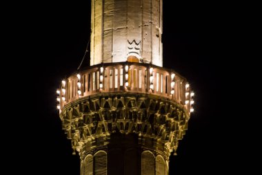 Gece vakti Süleyman Camii 'nin minare balkonunda. Tüm ışıklar açık. İslami din kavramı.