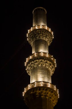 Gece vakti Süleyman Camii 'nin minare balkonunda. Tüm ışıklar açık. İslami din kavramı.