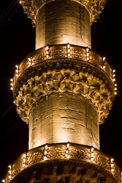 Gece vakti Süleyman Camii 'nin minare balkonunda. Tüm ışıklar açık. İslami din kavramı.