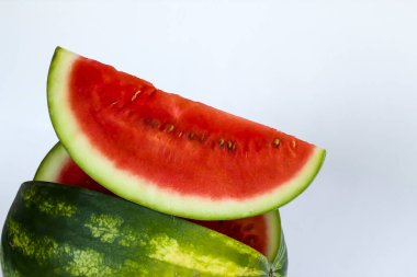 Beyaz arka planda kesilmiş bir karpuzu kapat