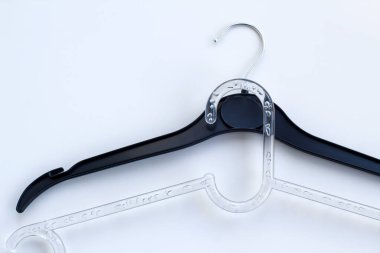 Sert plastik giysiler beyaz üzerine asılıdır, fotokopi alanı, üst görünüm