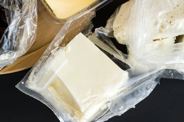 Köy tereyağı, zeytin, organik yumurta ve peynirli kahvaltı malzemeleri..