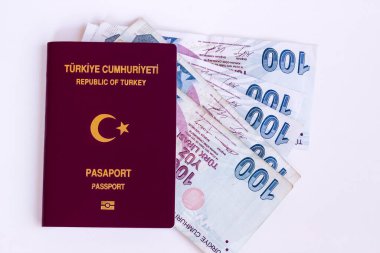 Beyaz yüzey üzerinde siyah renk hesap makinesi ve sikkelerle Türk banknotları. Yukarıdan çekilmiş.