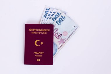 Beyaz yüzey üzerinde siyah renk hesap makinesi ve sikkelerle Türk banknotları. Yukarıdan çekilmiş.