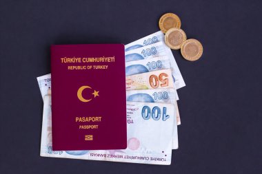 Siyah yüzeyde Türk banknotları ve sikkeleri bulunan Türk ortak pasaportu. Pasaport ücreti ve vergi kavramı