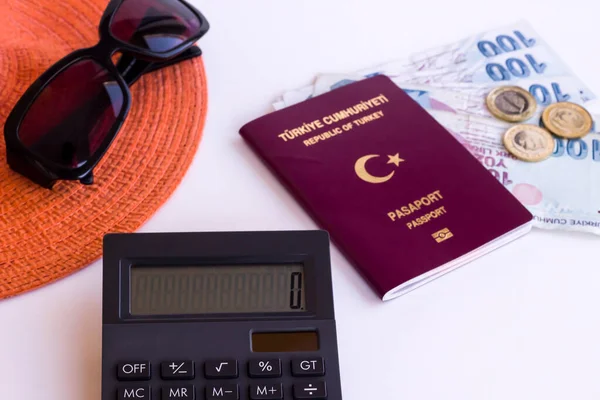 Концепція Подорожі Літнім Капелюхом Окулярами Турецькими Грошима Паспорт Білій Поверхні — стокове фото