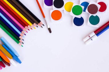 Kopya alanı olan beyaz yüzeyde renkli kalem grubu. Eğitimin kavramsal görüntüsü