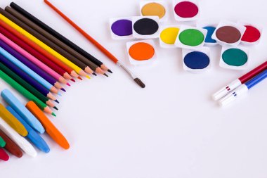 Kopya alanı olan beyaz yüzeyde renkli kalem grubu. Eğitimin kavramsal görüntüsü