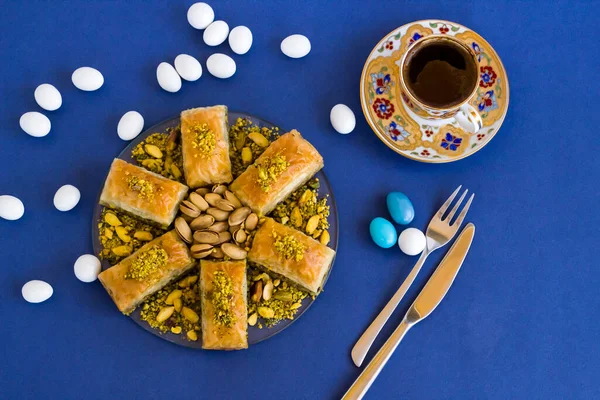 Tradiční Turecký Cukrářský Dezert Baklava Navržený Skleněné Desce Modrém Povrchu — Stock fotografie