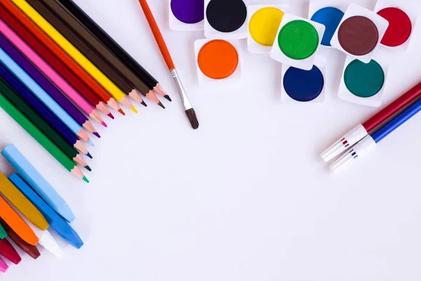 Kopya alanı olan beyaz yüzeyde renkli kalem grubu. Eğitimin kavramsal görüntüsü