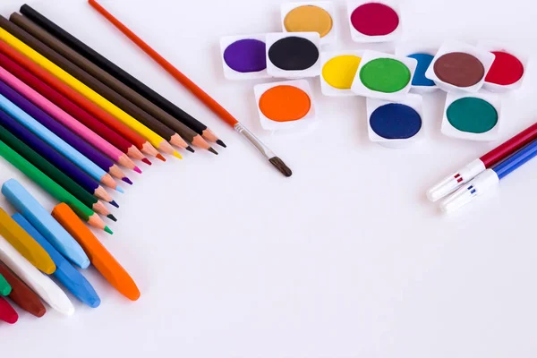 Kopya alanı olan beyaz yüzeyde renkli kalem grubu. Eğitimin kavramsal görüntüsü