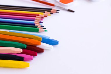 Kopya alanı olan beyaz yüzeyde renkli kalem grubu. Eğitimin kavramsal görüntüsü