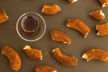 Bir bardak çay ile dilimlenmiş Türk susamlı simidi..