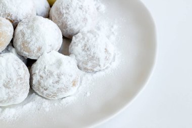 Beyaz yüzeyde pudra şekerli elmalı kurabiyeler. Kapatın.