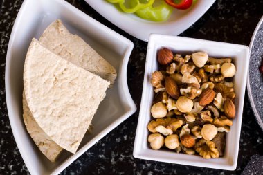 Kahvaltı masasının ayrıntılı fotoğrafı mermer masada halva ve aperatif..