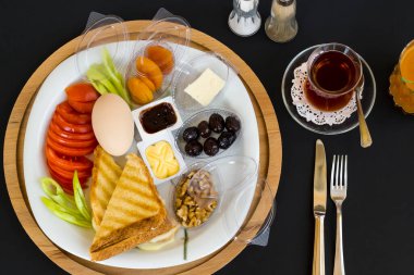 Haşlanmış yumurta, portakal suyu ve çay ile geleneksel Türk Kahvaltı Tabağı.