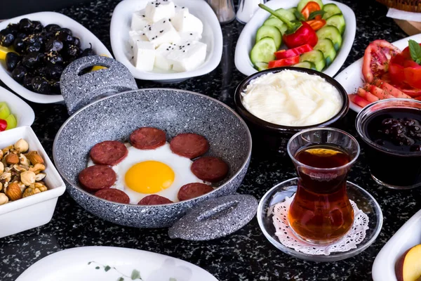 Granit Mermer Masa Üzerinde Sosisli Yumurta Tavasıyla Geleneksel Türk Kahvaltısı — Stok fotoğraf