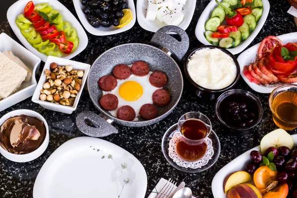 Traditionelles Türkisches Frühstück Mit Wurst Eierpfanne Auf Granit Marmor Tisch — Stockfoto