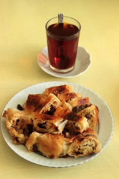 Galette Croustillante Traditionnelle Turque Sariyer Borek Tranchée Dans Une Assiette — Photo