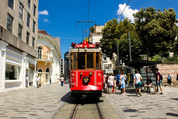 伊斯坦布尔 2017年1月8日 伊斯特克拉姆街 Istiklal Street 是伊斯坦布尔 塔克西姆 Istanbul Taksim 的一个受欢迎的车站 — 图库照片