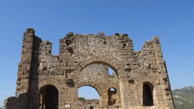 Aspendos 'un diğer tepesindeki Bazilika, Roma harabeleri..