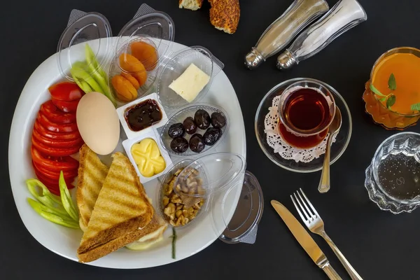 Traditioneller Türkischer Frühstücksteller Mit Gekochtem Orangensaft Und Tee Auf Schwarzer — Stockfoto