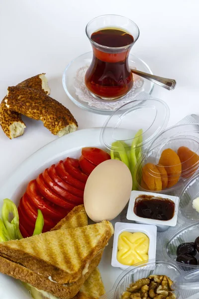 Traditioneller Türkischer Frühstücksteller Mit Gekochtem Und Tee Auf Weißer Oberfläche — Stockfoto