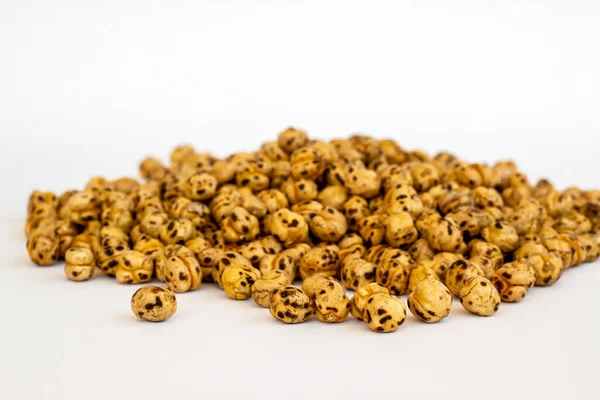 Beyaz yüzeyde, fotokopi alanı ve yatay görünümlü sarı nohut.