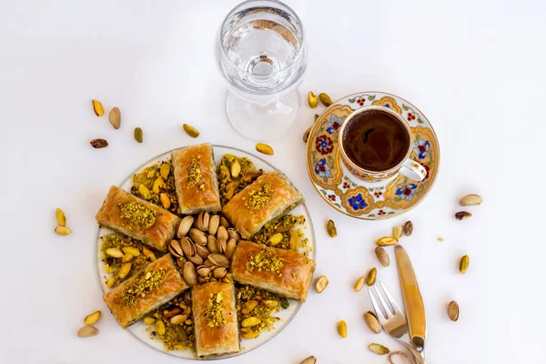 Tradiční Turecký Moučník Pistácie Baklava Bílém Tureckou Kávou Příbory Sklenicí — Stock fotografie