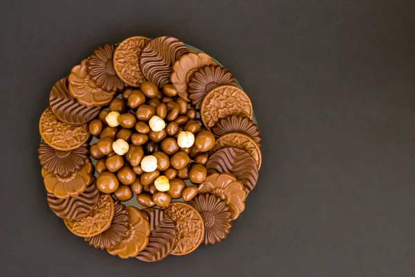 Chocolat Madlen Laiteux Amer Forme Ronde Conçu Sur Plaque Verre Images De Stock Libres De Droits