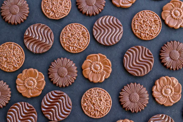 Sütlü ve sert yuvarlak çikolatalı Madlen, siyah arka plan üzerine dizayn edilmiş. Şeker Şöleni ya da herhangi bir festival kutlaması..