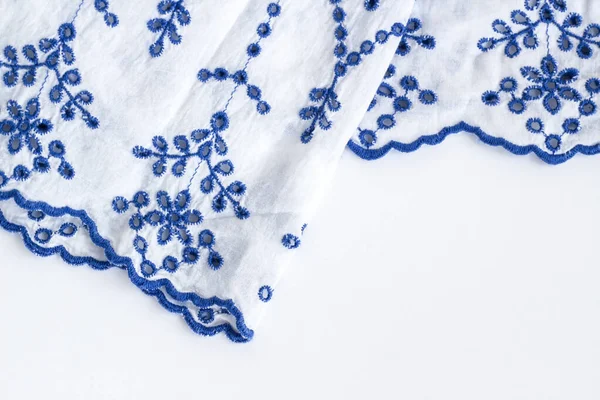 Mavi işlemeli beyaz bayanlara yazlık bluz beyaz yüzeyde fotokopi alanı, üst görünüm