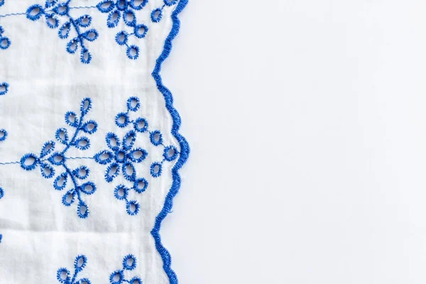 Mavi işlemeli beyaz bayanlara yazlık bluz beyaz yüzeyde fotokopi alanı, üst görünüm