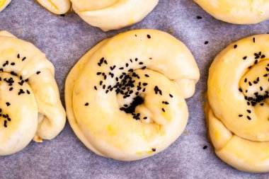 Geleneksel Türk Ev Yapımı Pastalar fırın kağıdında pişmeye hazır.