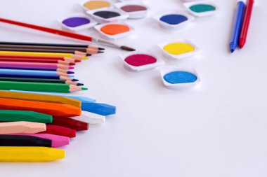 Renkli boya kalemleri ve kopyalama alanı ile suluboya setleri